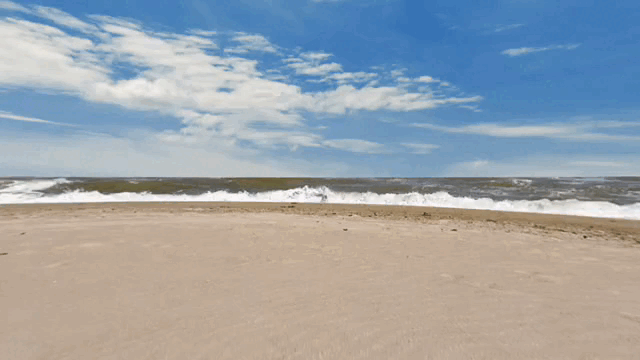 Следы от босых ног, отпечатавшиеся на песке у моря, символизирующие Соляной поход