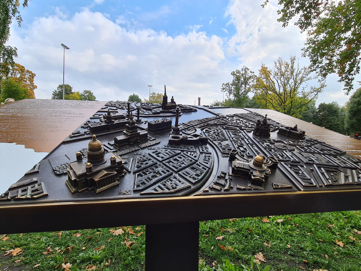 в стороне от аллей находится 