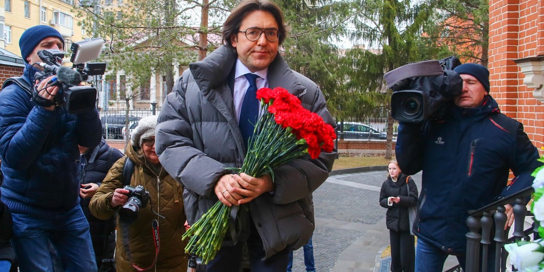 Малахов подарил Киркорову букет за 1,5 млн руб. Ведущего призвали направить столько же на нужды СВО