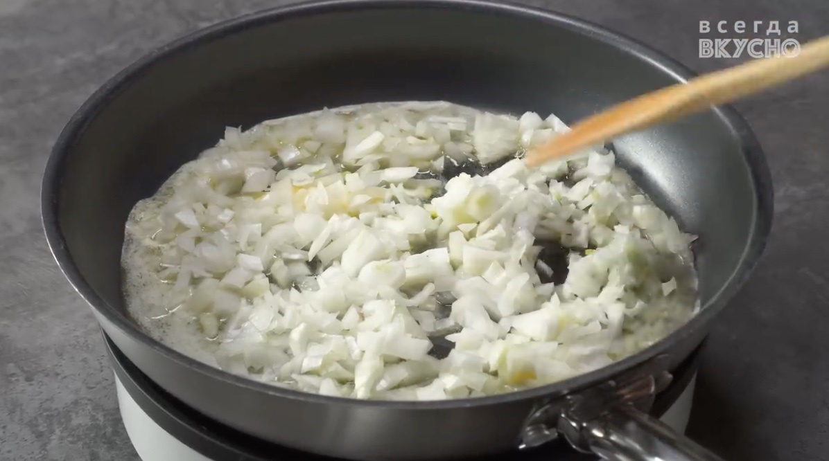 Обжарить лук