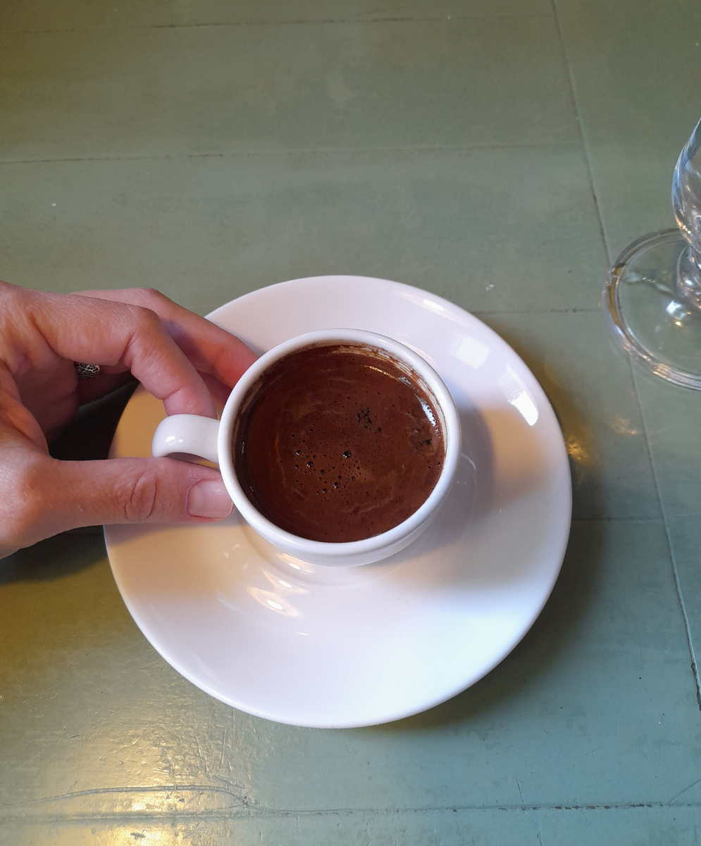 Кофе необходим для выживания. Динозавры не пили кофе, и посмотрите, чем всё закончилось.