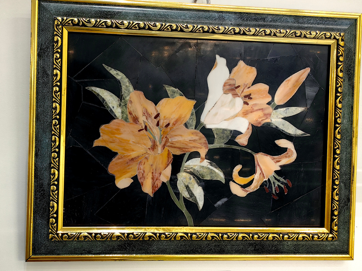 Флорентийская мозаика «Лилия», гватемальский мрамор, оникс, газган, офит, белый мрамор, коричневый мрамор, автор Артыкова Тахмина Бахтияровна