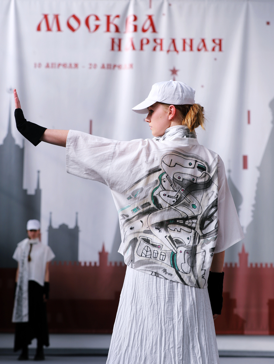 «Почему я не делаю эскизы заранее».«Мои лучшие работы рождаются случайно. Рисую абстракцию — вдруг проступает лицо. Обвожу его — превращается в дом. Переворачиваю лист — это уже птица или другой невиданный зверь. 