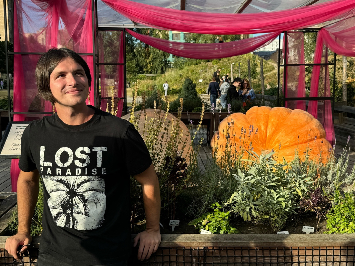 Александр Чусов на выставке в Аптекарском огороде