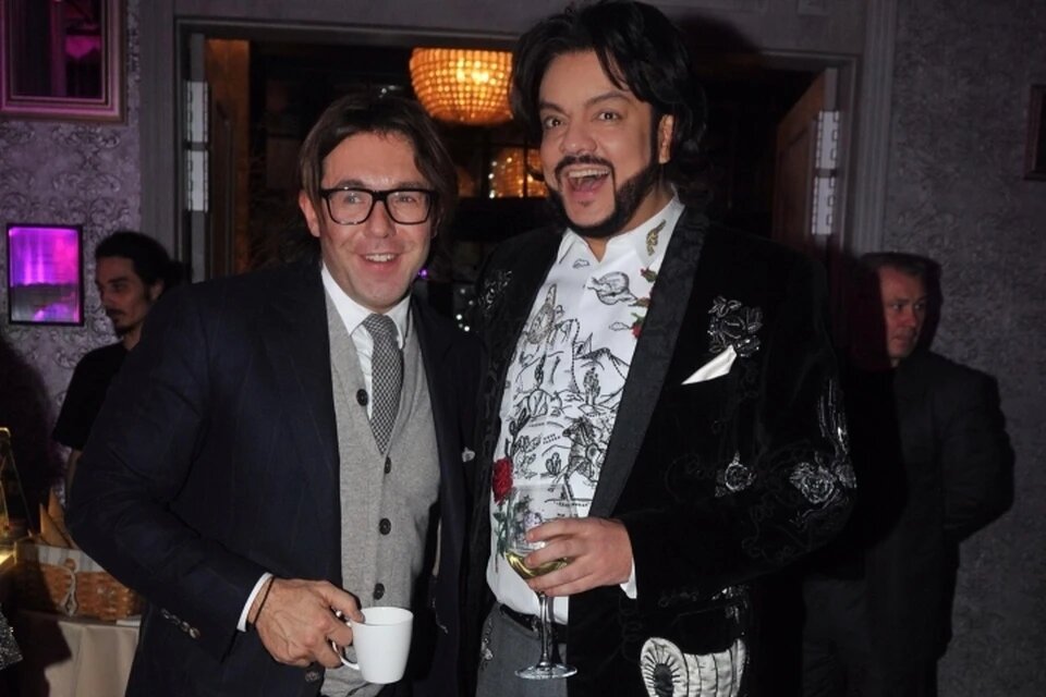 Филипп Бедросович Киркоров — советский и российский эстрадный певец, актёр театра, кино, телевидения, мюзиклов, озвучивания и дубляжа, композитор, музыкальный продюсер и телеведущий и Андрей Николаевич Малахов — российский тележурналист, шоумен, продюсер, телеведущий, актёр. Фото доступное в сервисах интернета.