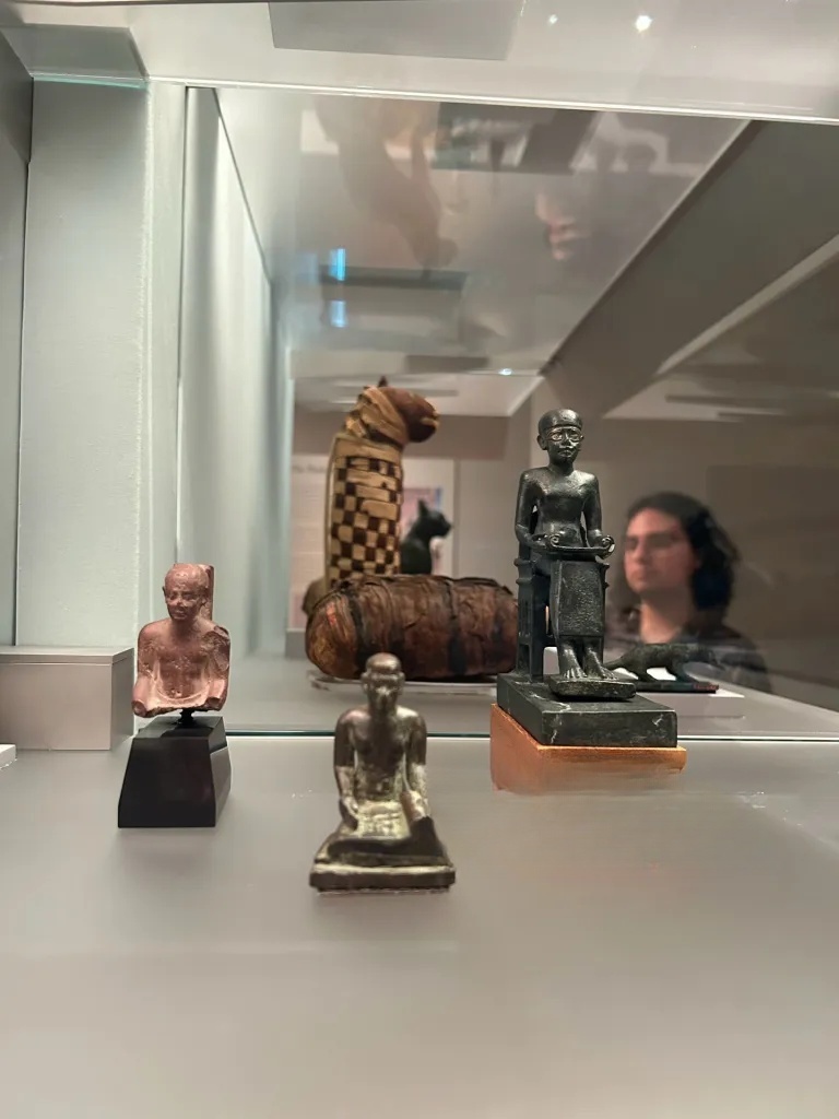 Статуи Имхотепа, кварцитовая слева и бронзовая справа. Средняя статуя — сидящий писарь, и это не Имхотеп