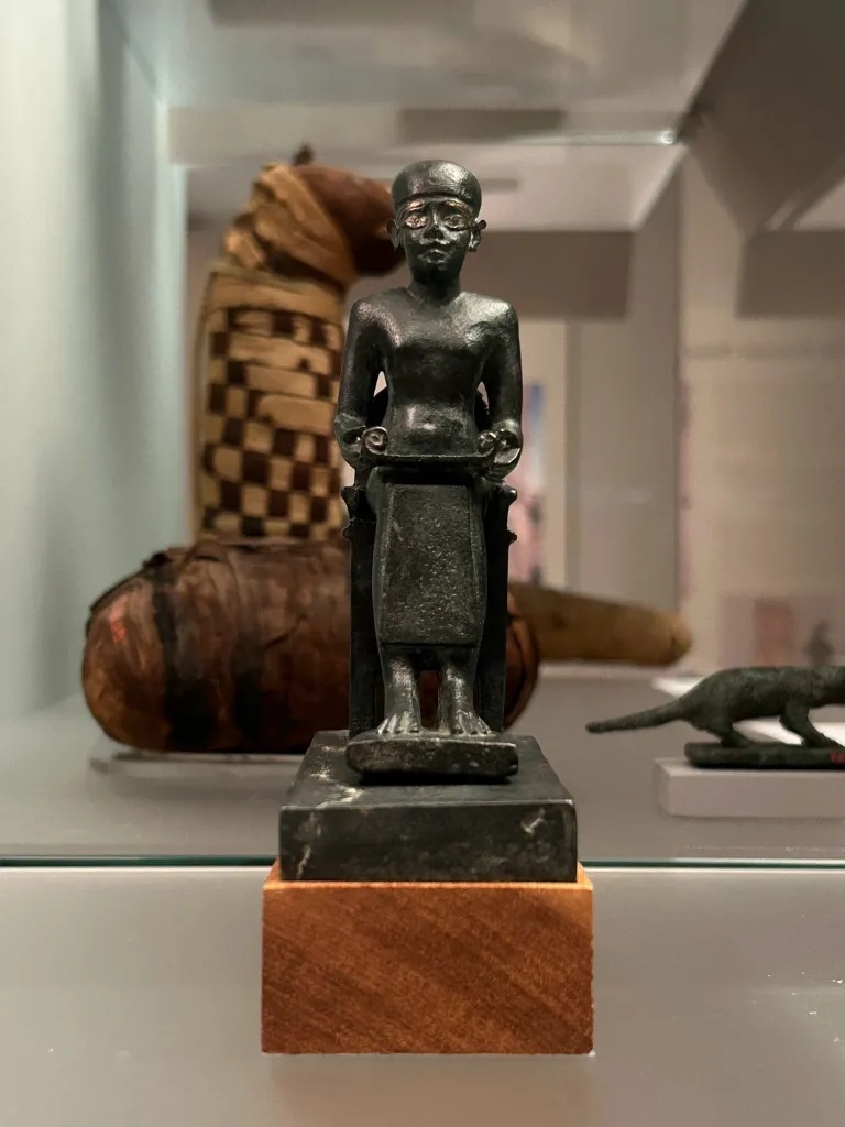 Бронзовая статуя Имхотепа. Большинство статуй Имхотепа выглядят так!