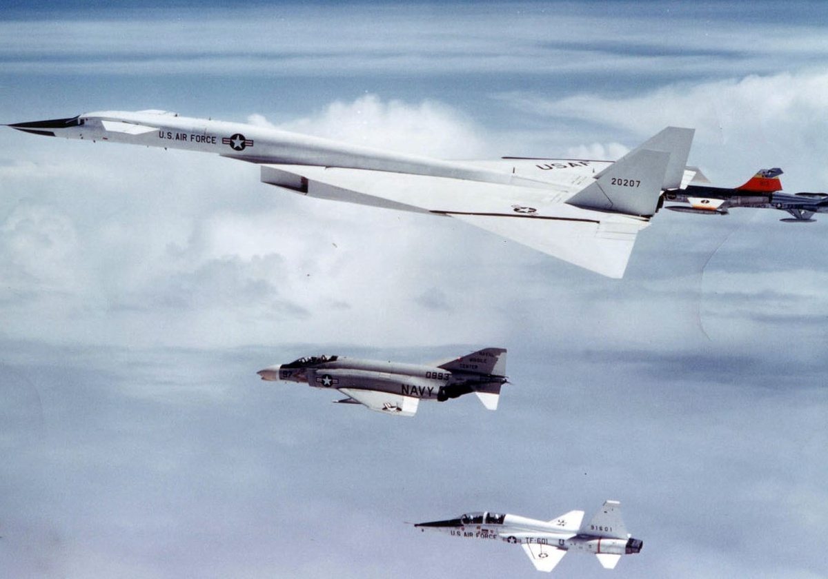 XB-70 «Валькирия» в сопровождении истребителей во время рекламной съёмки