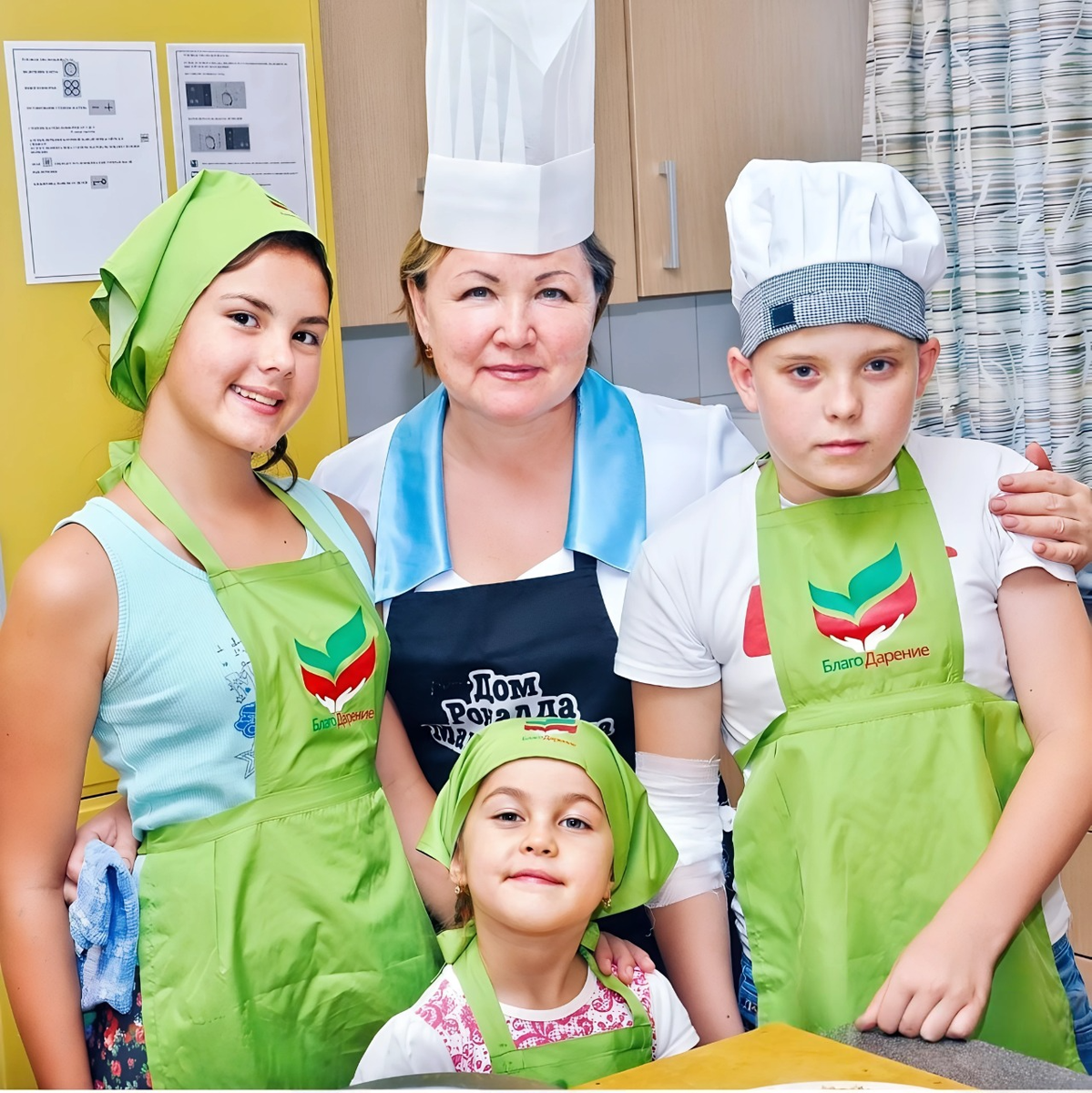 Моя матушка, ей 61 года и она по сей день регулярно устаивает обучение куленарному искуству в доме Ронольда Макдоналда.