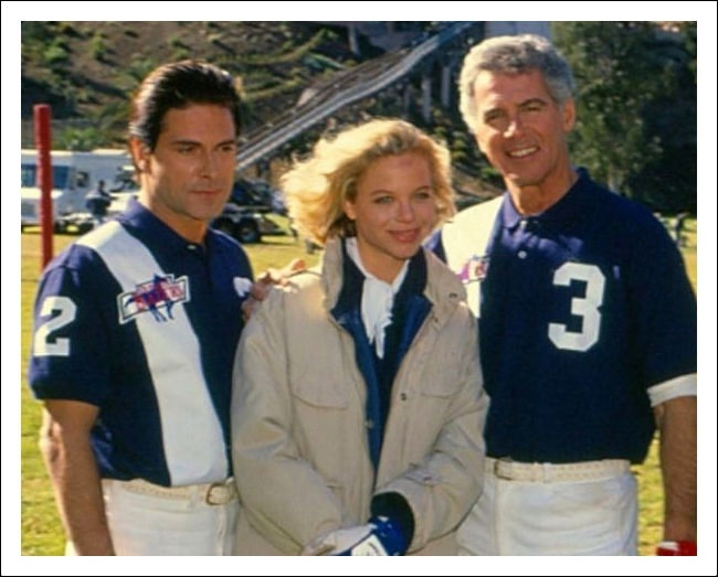 На съёмках игры в поло со своими партнёрами по «Санта-Барбаре» - Кэррингтон Гарланд (Келли Кэпвелл №3) и Джедом Алланом (Си Си)