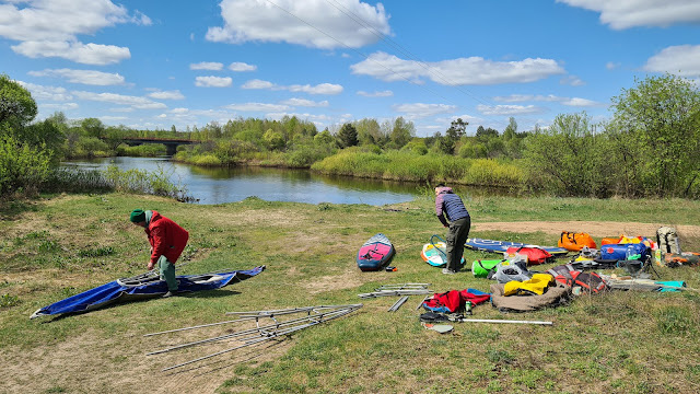 Стапель у Генеральского Моста (ближе к селу Красное) Илья собирает байдарку-двушку Вьюн, Степан накачивает свой сап, также надуваем Женину и мою доски.