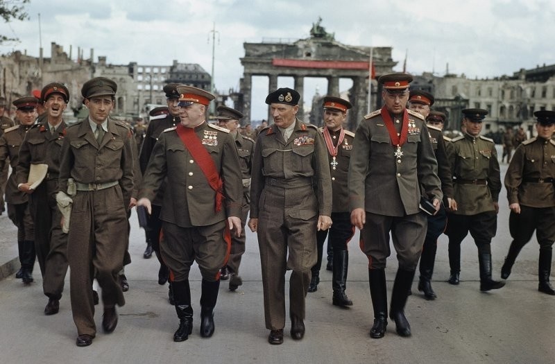 В центре Берлина у Бранденбургских ворот состоялась церемония награждения советских военачальников высшими военными орденами Великобритании. Награды вручил маршал Б. Монтгомери