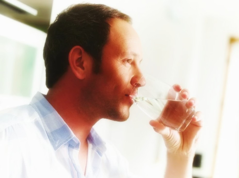 Теперь все свято верят, что обязательно нужно выпивать 8 стаканов воды в день, даже если организм этого не просит.
