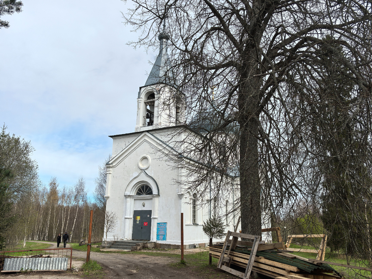 Церковь , рядом старое кладбище.