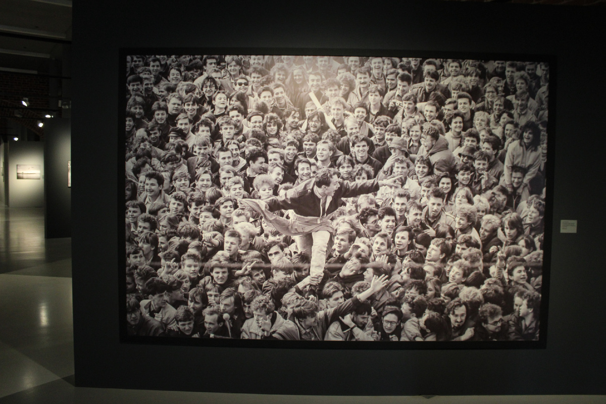 Алик Якубович "Летящий над толпой, 1990. Фото автора