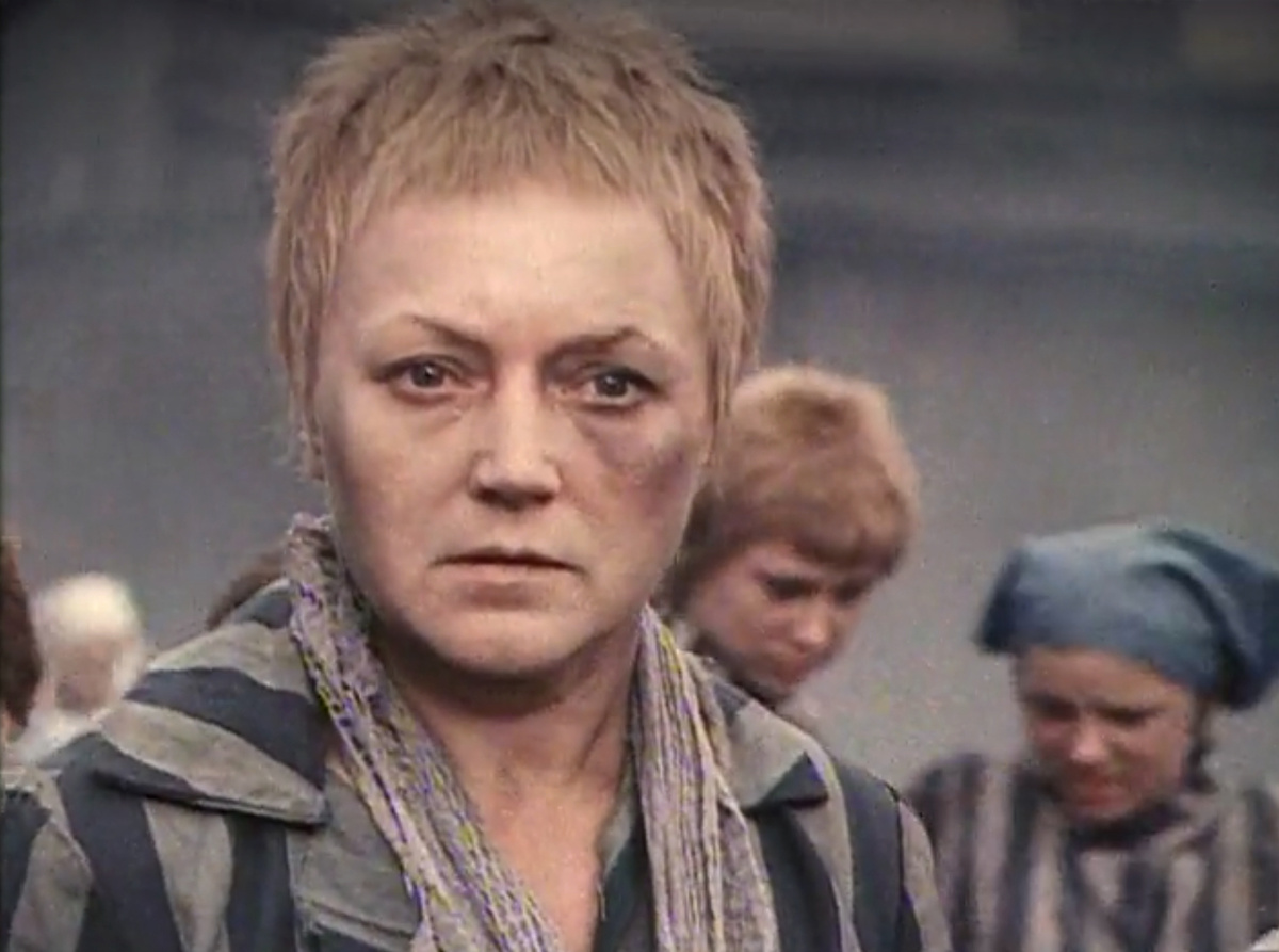 Кадр из кинофильма "Помни имя свое", 1974 г., режиссер Сергей Колосов, сценаристы Сергей Колосов, Януш Красиньский, Эрнест Брылль, композитор Анджей Кожиньский (скриншот)