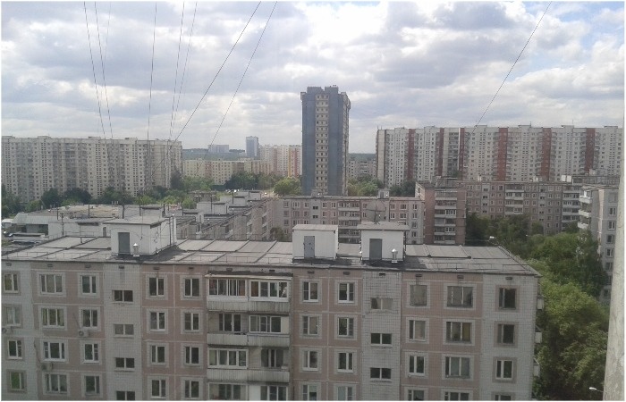 Еще один домик на крыше - на этот раз для обслуживания лифта / Источник: vk.com (Современная типовая архитектура)