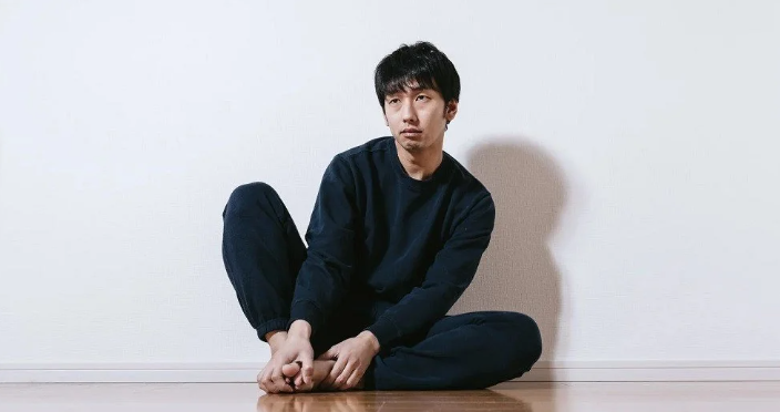 Если коротко, японский мужчина несчастен, потому что женщины перестал его обслуживать из-за того, что теперь тоже вынуждены работать