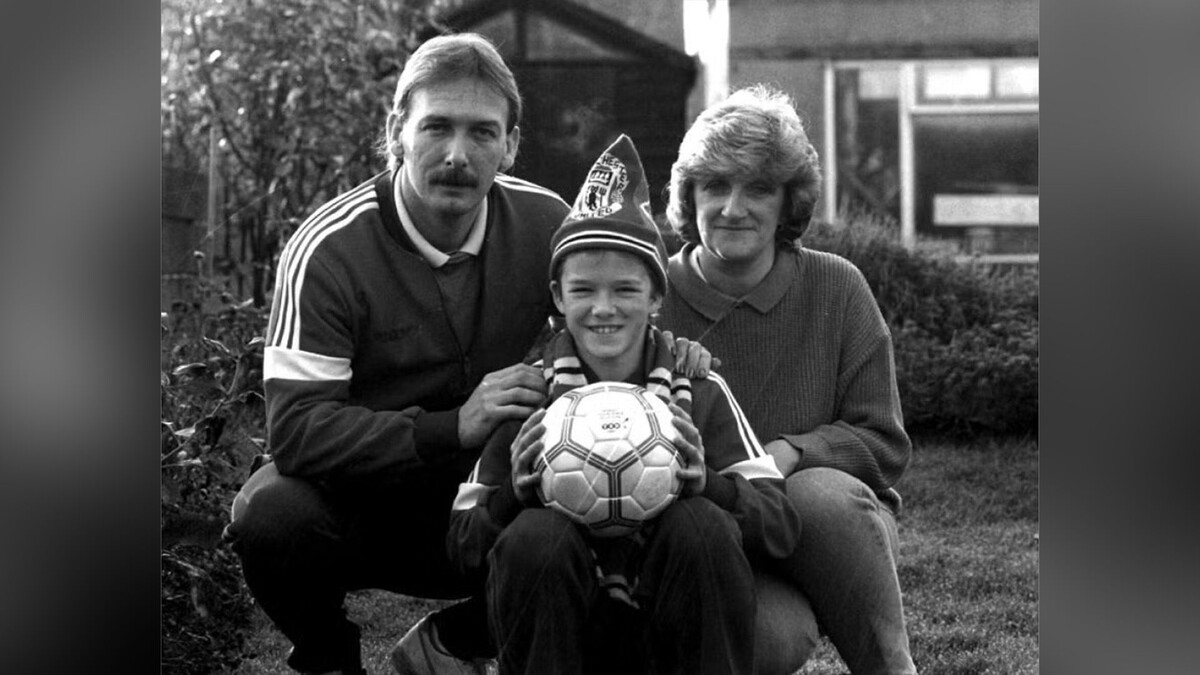 Дэвид с родителями Эдвардом и Сандрой Бекхэмами