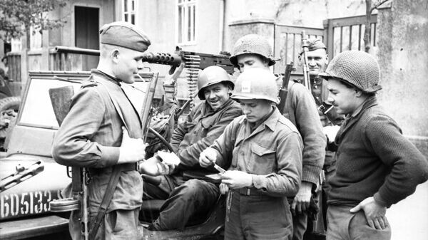    Встреча на Эльбе советских и американских солдат в 1945 году.© РИА Новости . Георгий Хомзор