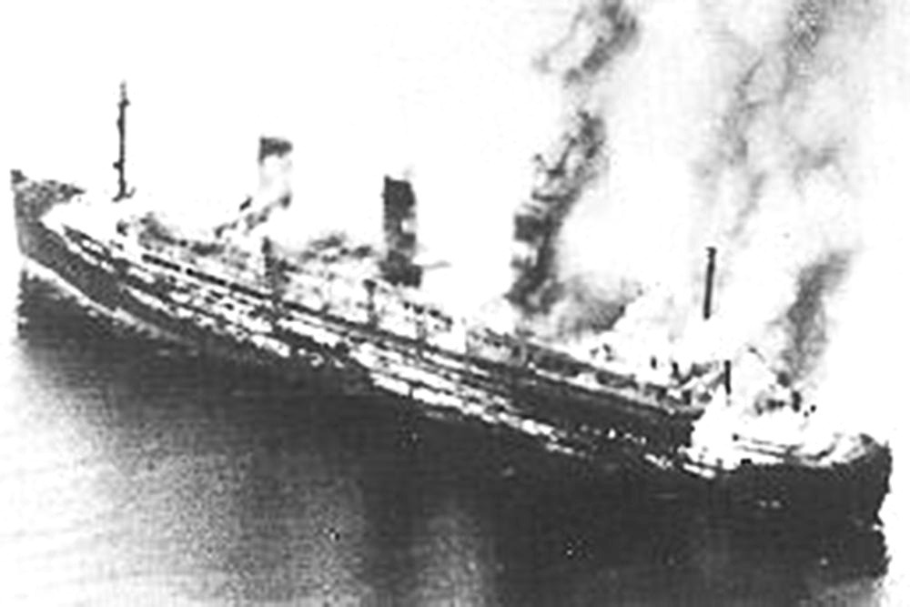    Как в тире: англичане снимали бомбардировку немецкого лайнера "Кап Аркона", на котором находилось до 8 тысяч советских военнопленных. / Royal Air Force