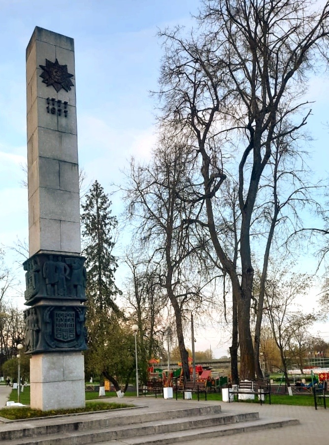 Памятник «200 лет Луге» — памятный знак в центре города Луга Ленинградской области, возле Екатерининского собора. Открыт в 1977 году