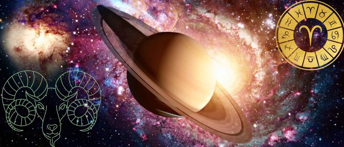 Планета Сатурн на фоне яркой туманности, с золотым зодиакальным кругом Овна и зеленым контурным изображением барана Овна
