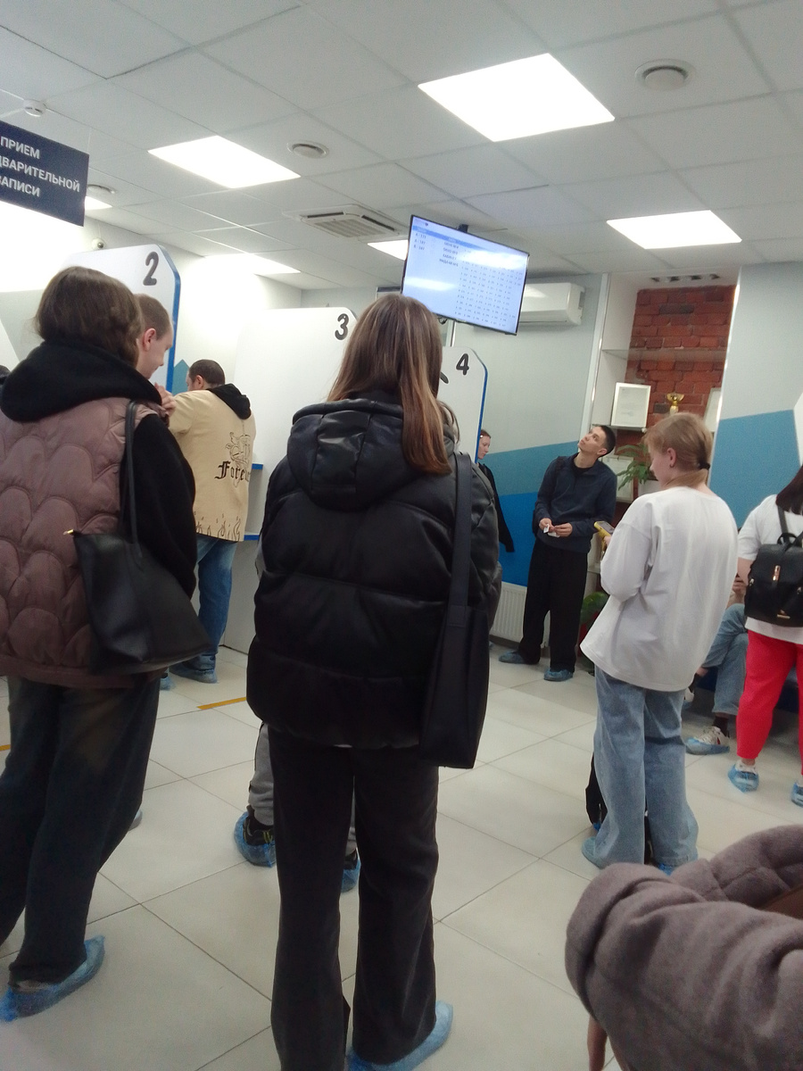 Народу тьма, в регистратуре сказали, что сегодня можно даже не пытаться🙈