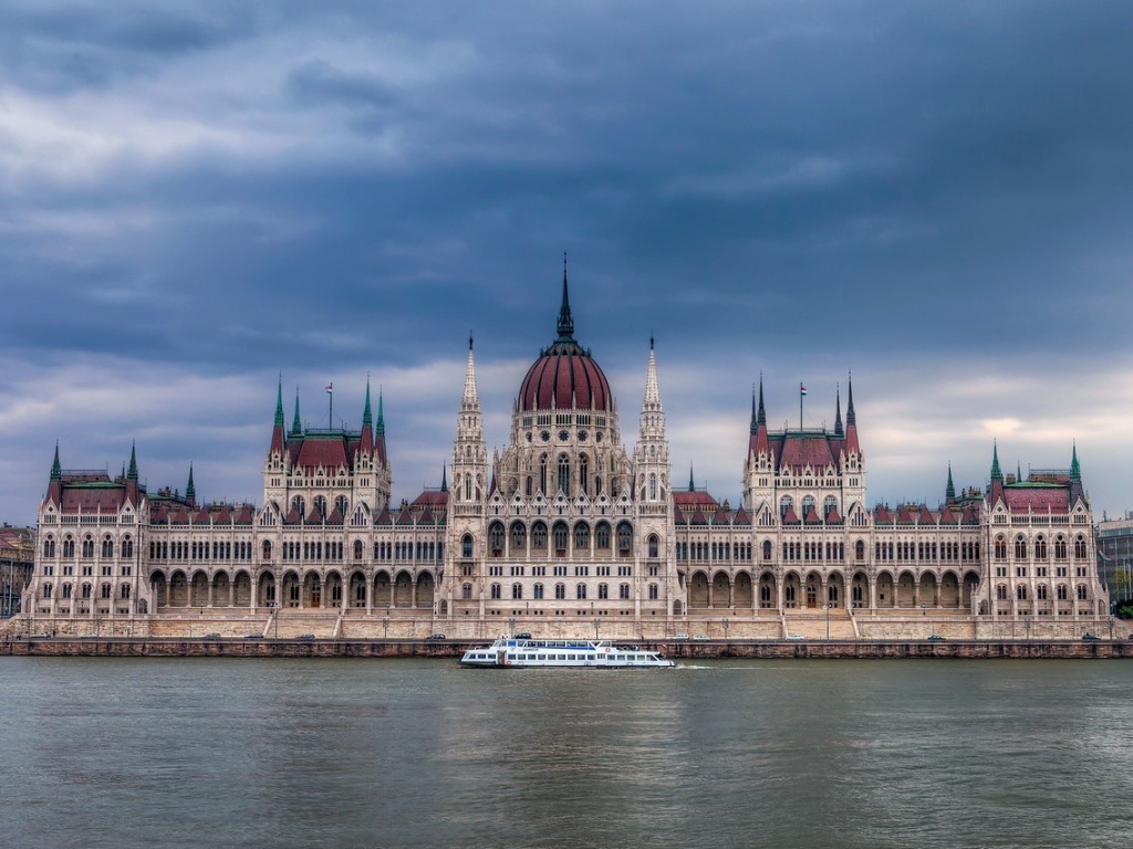 Венгерский парламент. Источник: https://turizm.ngs.ru/budapest/sights/prochee-budapest-parliament-5242/