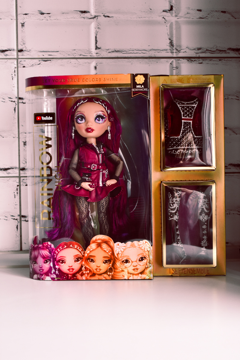 В комплект Милы идёт дополнительный комплект одежды и обуви.