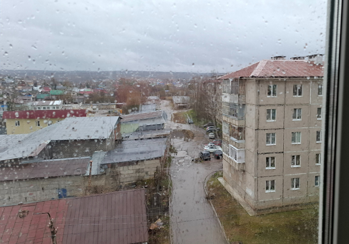 Окна, забрызнанные дождем