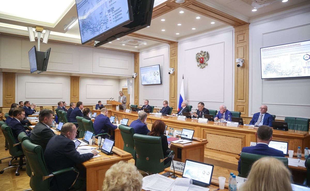 © Совфед РФ / council.gov.ru / CC BY 4.0 (В середине апреля 2025 г. в Совете Федерации обсудили состояние и перспективы развития транспортной системы Сибири. Тема заседания «Актуальные вопросы развития транспортно-логистического каркаса Сибири»)