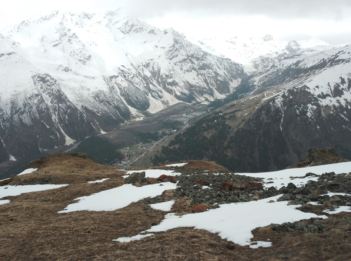 Вид на Баксанское ущелье с горы Иткол Тау 