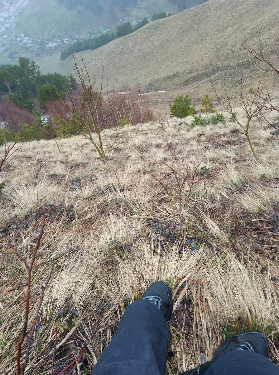 Спускаюсь по травяному склону. Кочки скользят под ногами, поэтому приходится ехать