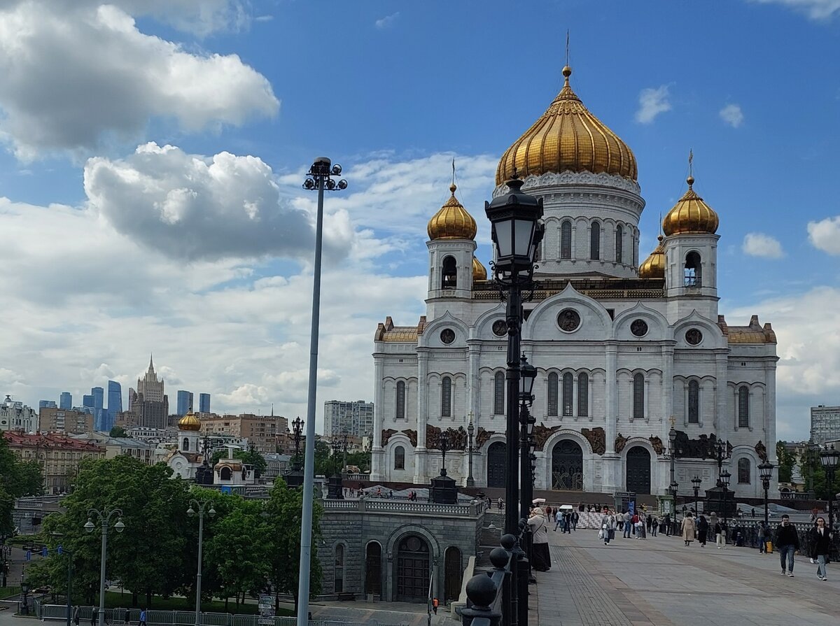Фото автора: Патриарший мост - вид на храм Христа Спасителя и Москва-Сити
