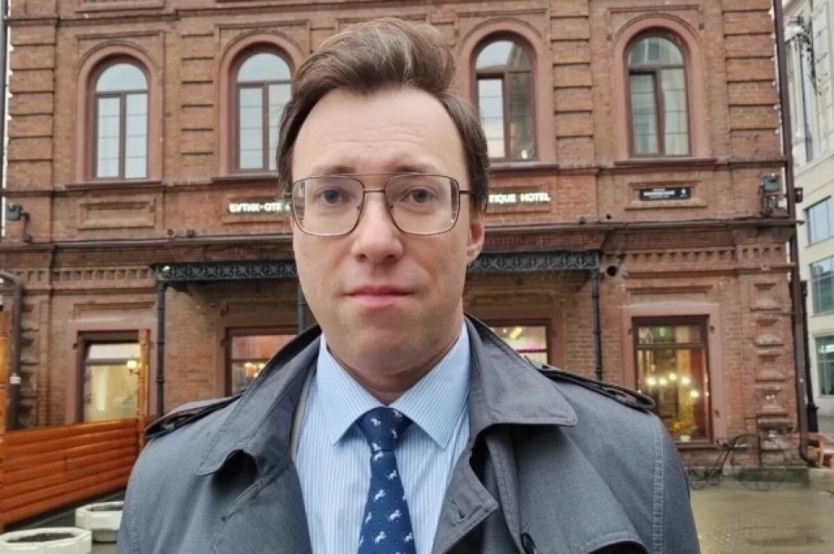    Историк Константин Бугров проводит аттестацию экскурсоводов и замечает, что богатая туристическая программа появляется в районах города, где этого прежде не наблюдалось.