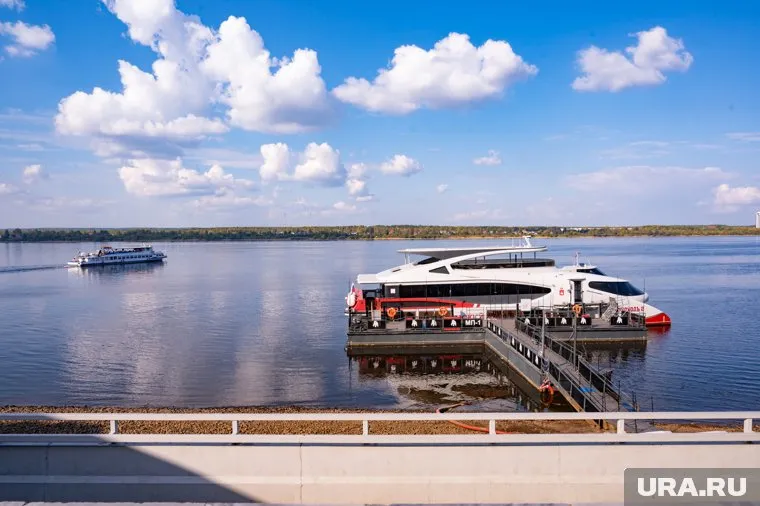 Электрическое судно используется для развлекательных рейсов по Каме
Фото: Руслан Яроцкий © URA.RU