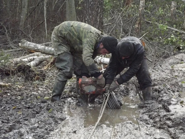 Работа поисковиков. Фото: газета "Комсомольская правда"