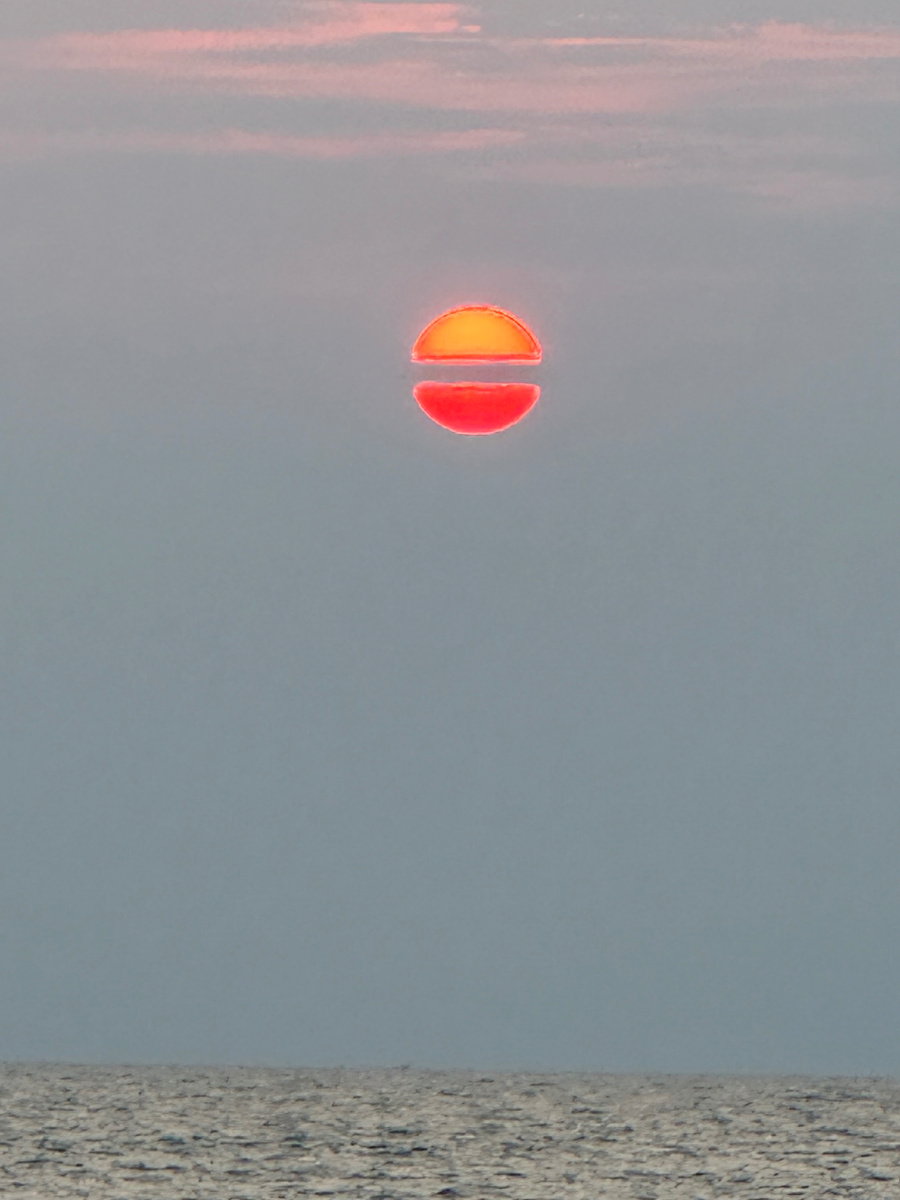 Даже в закате видится гамбургер. Фото Федоренкова В.