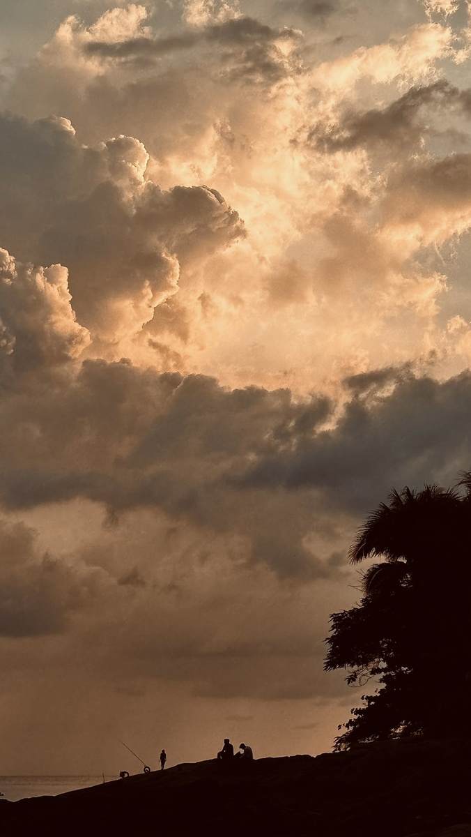 Красивые закаты тут бывают, но солнце садится дальше, западнее.