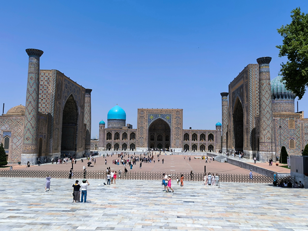 Площадь Регистан. Медресе Улугбека справа
