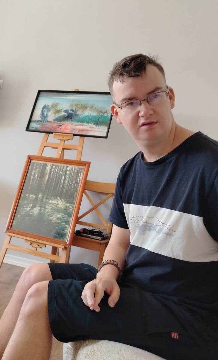 Мой Егор за разговором с бабушкой. Бездельничающкго фотографировать не хочу. 