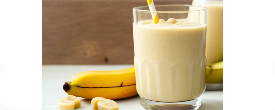 Рекомендуется выпивать в день не больше 150 мл смузи. Во фруктах и ягодах, которые используют для приготовления напитка, содержится сахар. В смузи он становится концентрированным и быстрее усваивается, потому что плоды измельчены.