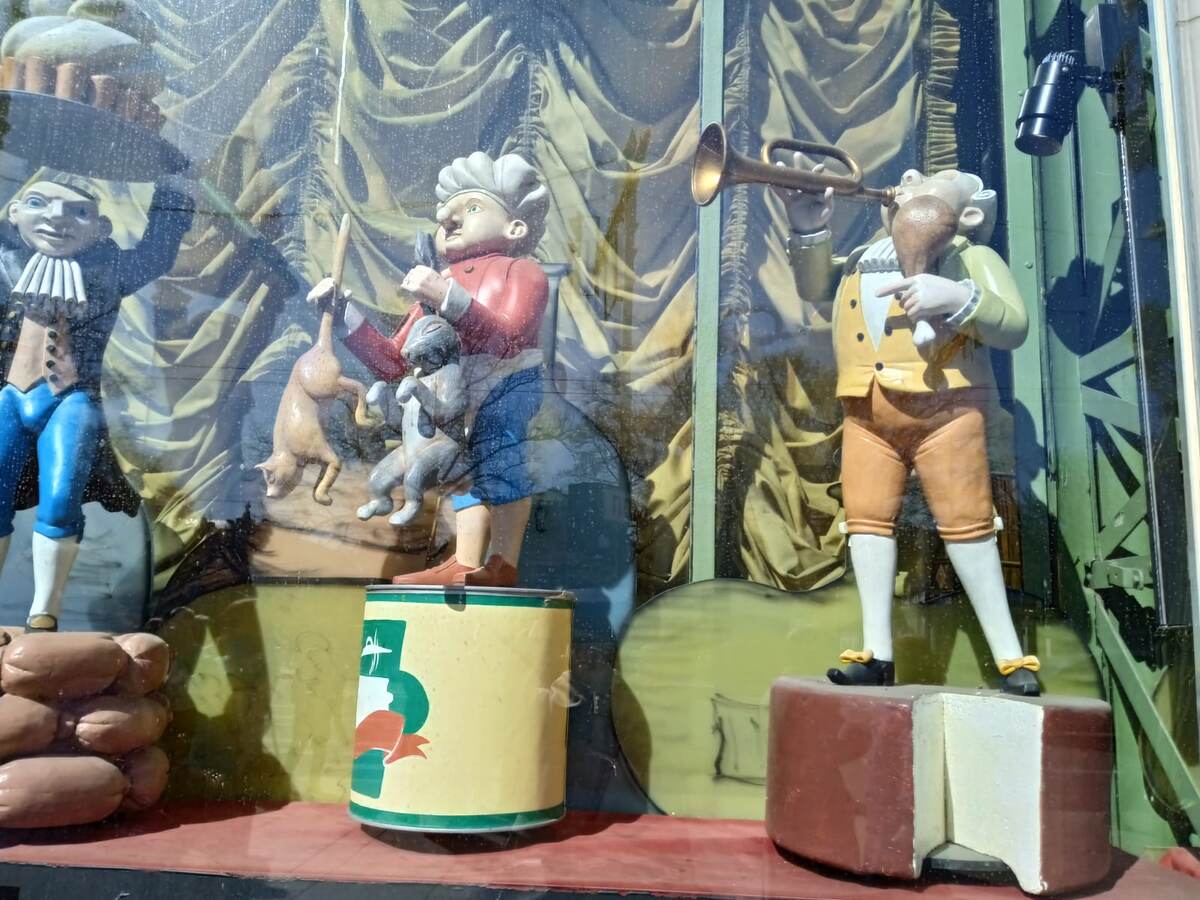 Фигурки в витрине Елисеевского магазина. 