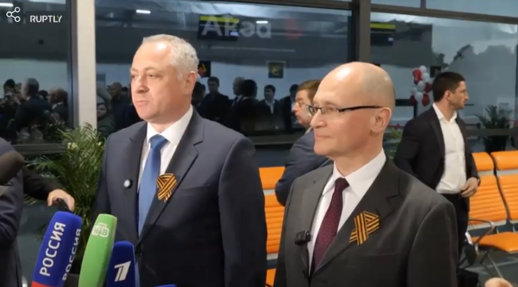 Первых пассажиров на летном поле встретили президент Абхазии Бадра Гунба и первый заместитель руководителя администрации президента РФ Сергей Кириенко.