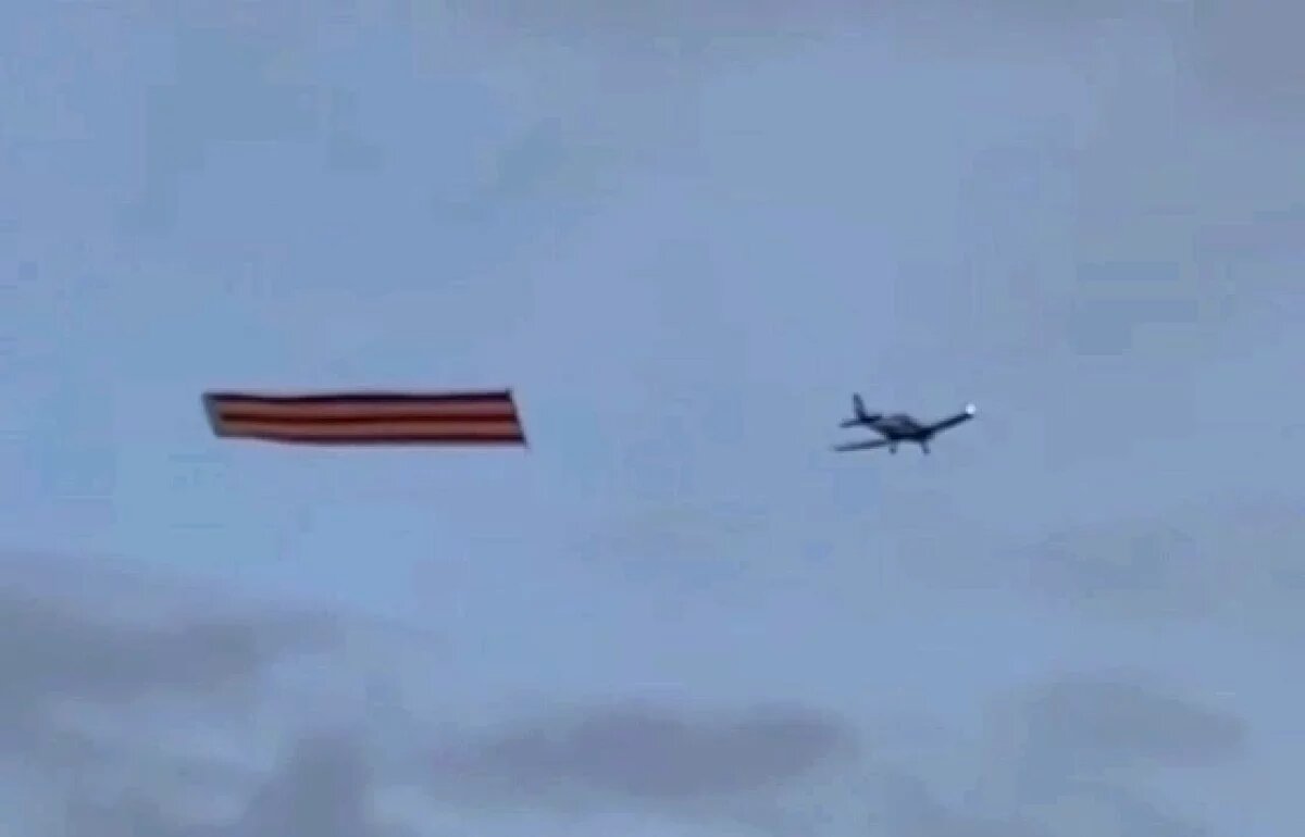    Самолет с огромной георгиевской лентой попал в камеры волгоградцев