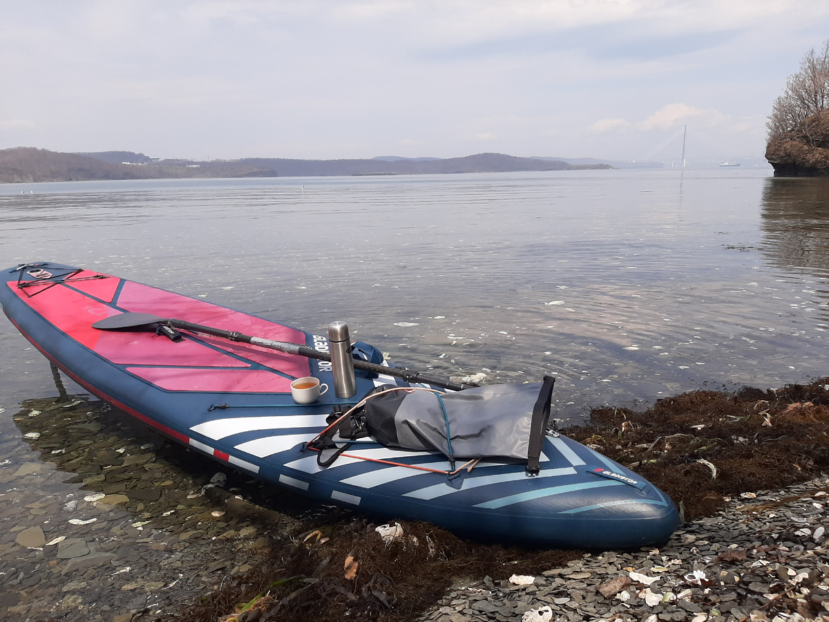 традиционная чашечка ароматного чая на природе