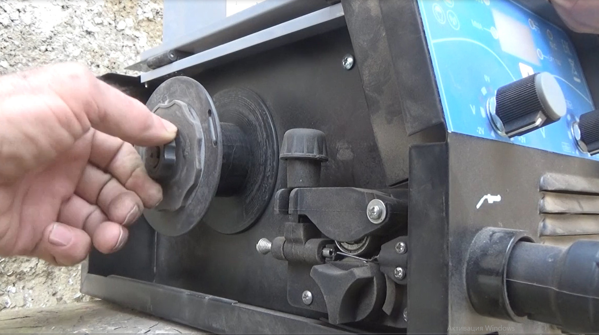 Сварочный полуавтомат .Заряжаем бухту с проволокой.