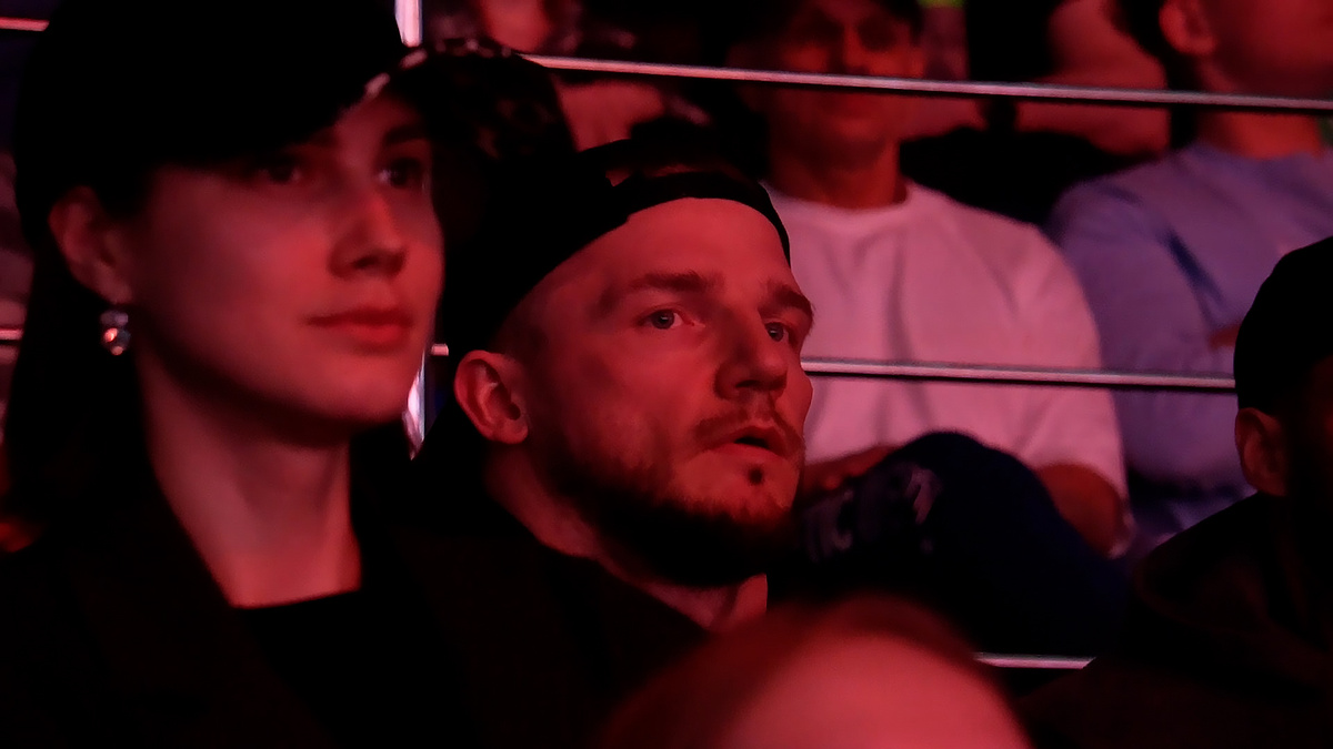 Владимир Яковлев наблюдает за происходящем на сцене