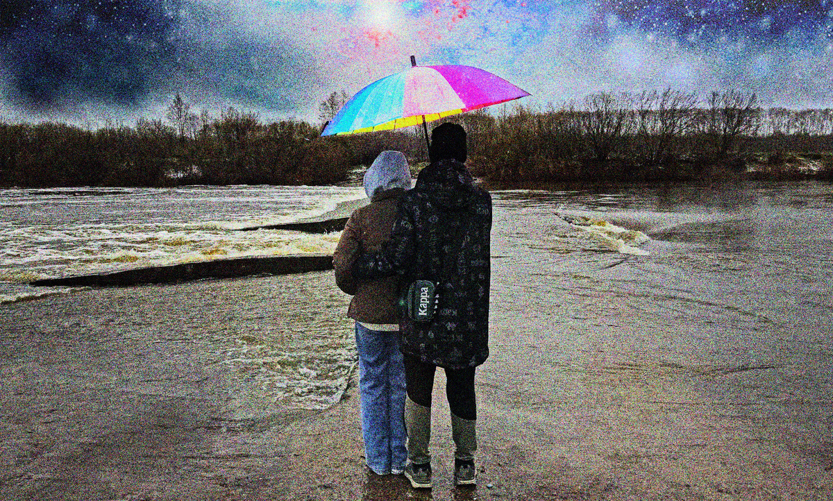 Цените те моменты, которые больше не повторятся. Иногда то что ближе всего, почему-то кажется очень далёким  и чужим. Вместе с этим все мы дети вселенной и никому не принадлежим.